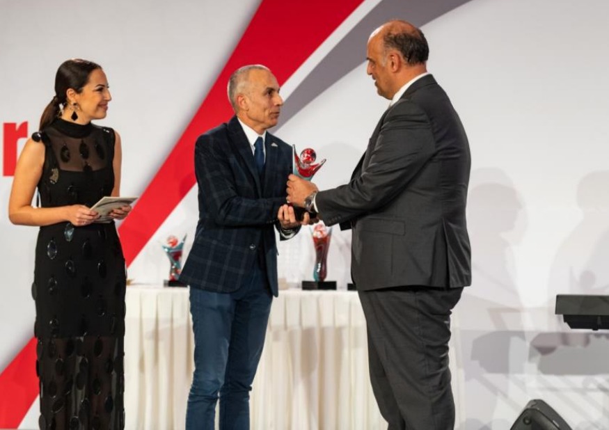 HSBC Malta Manager Corporate Social Responsibility Glenn Bugeja (right) receiving the award on behalf of the bank / HSBC Malta